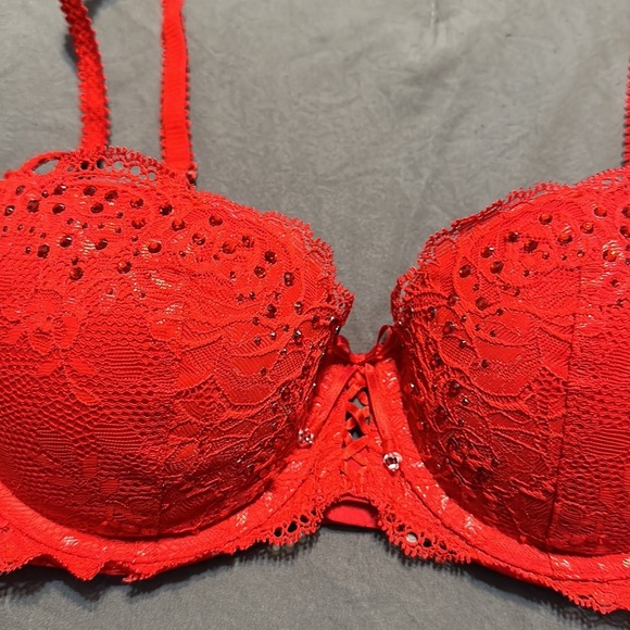 32 C, Red lace, V.S balconette bra. - Picture 2 of 4